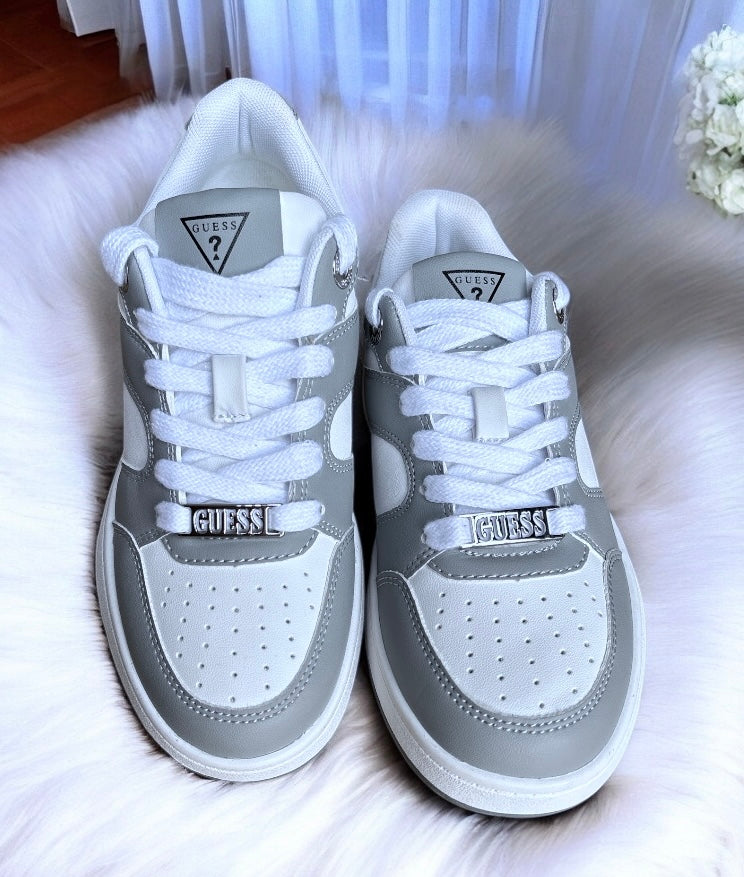 Tenis Guess blanco/gris y placa plateada