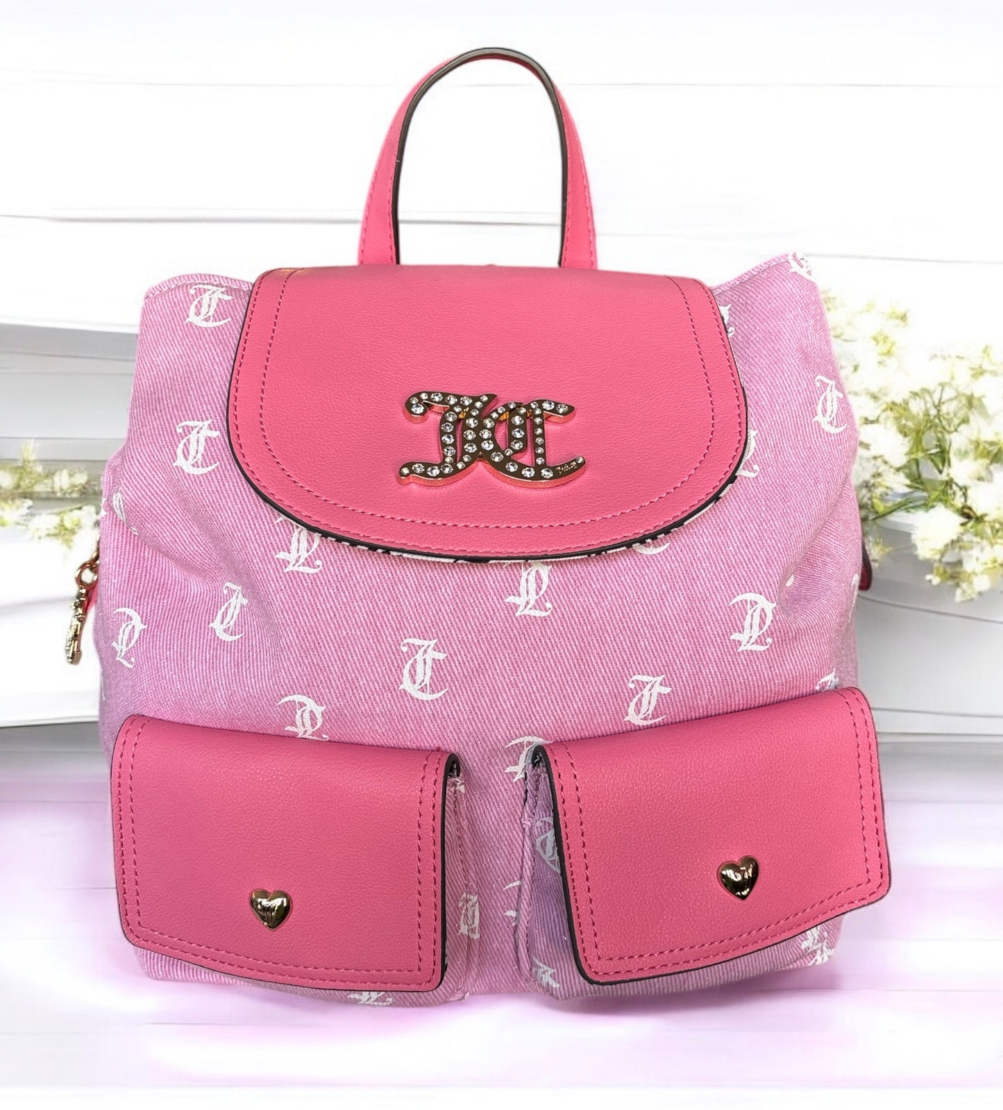 Backpack Juicy C mezclilla rosa detalles en dorado y monogram blanco
