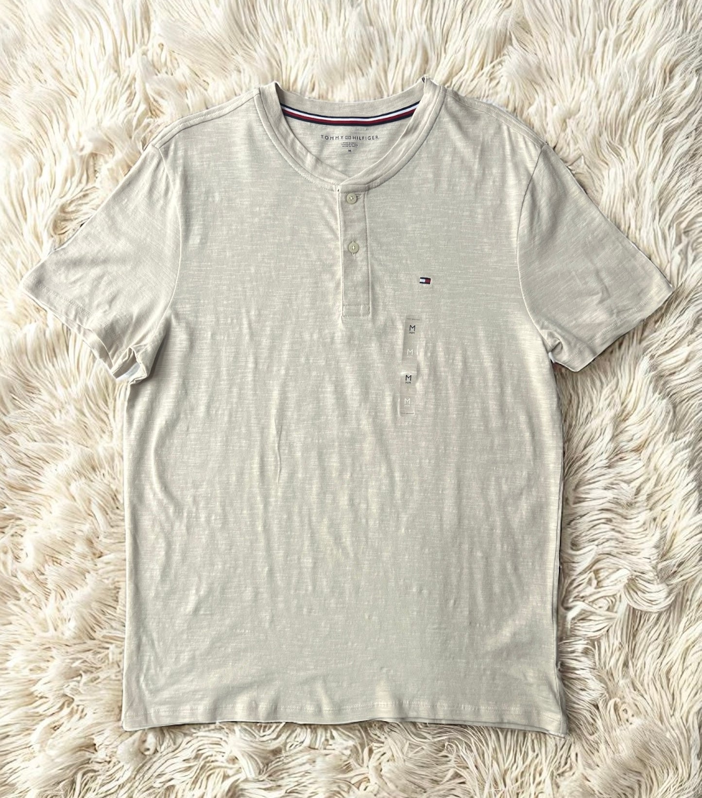 Playera Tommy H beige, cuello con botones y bandera bordada