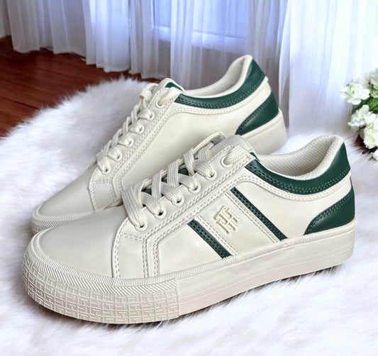 Tenis Tommy H beige con detalles en verde y placa dorada