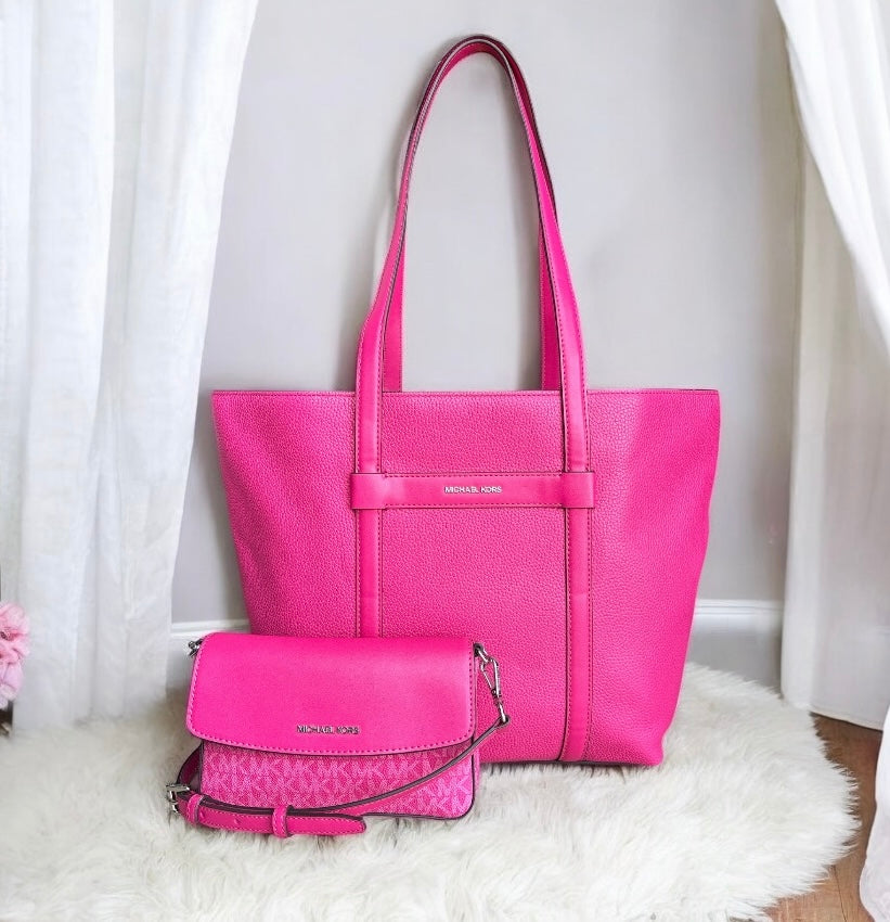 Dúo Tote Michael k fucsia con textura y mini Crossbody fucsia con monogram