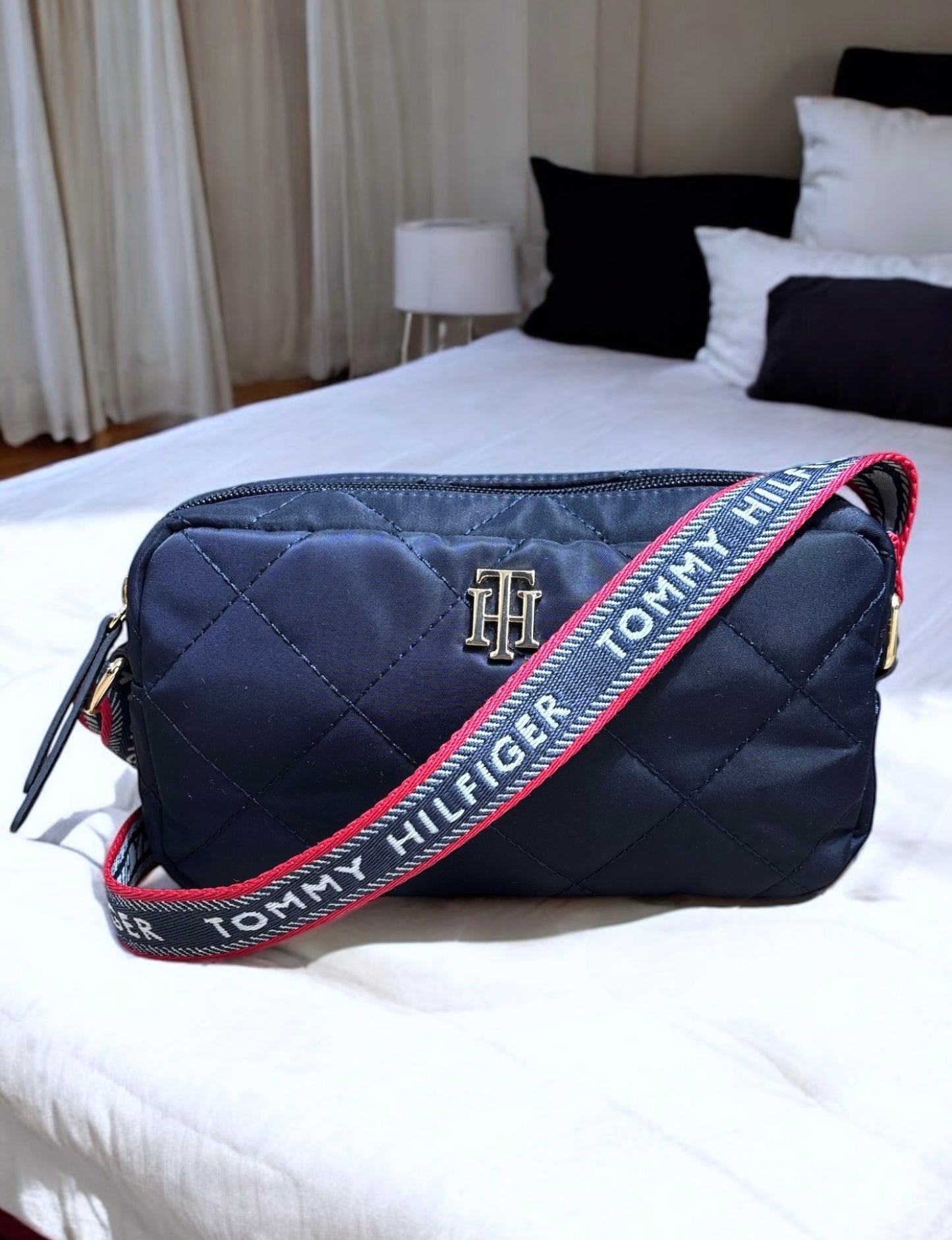 Crossbody Tommy H azul marino capitonada con placa TH dorada