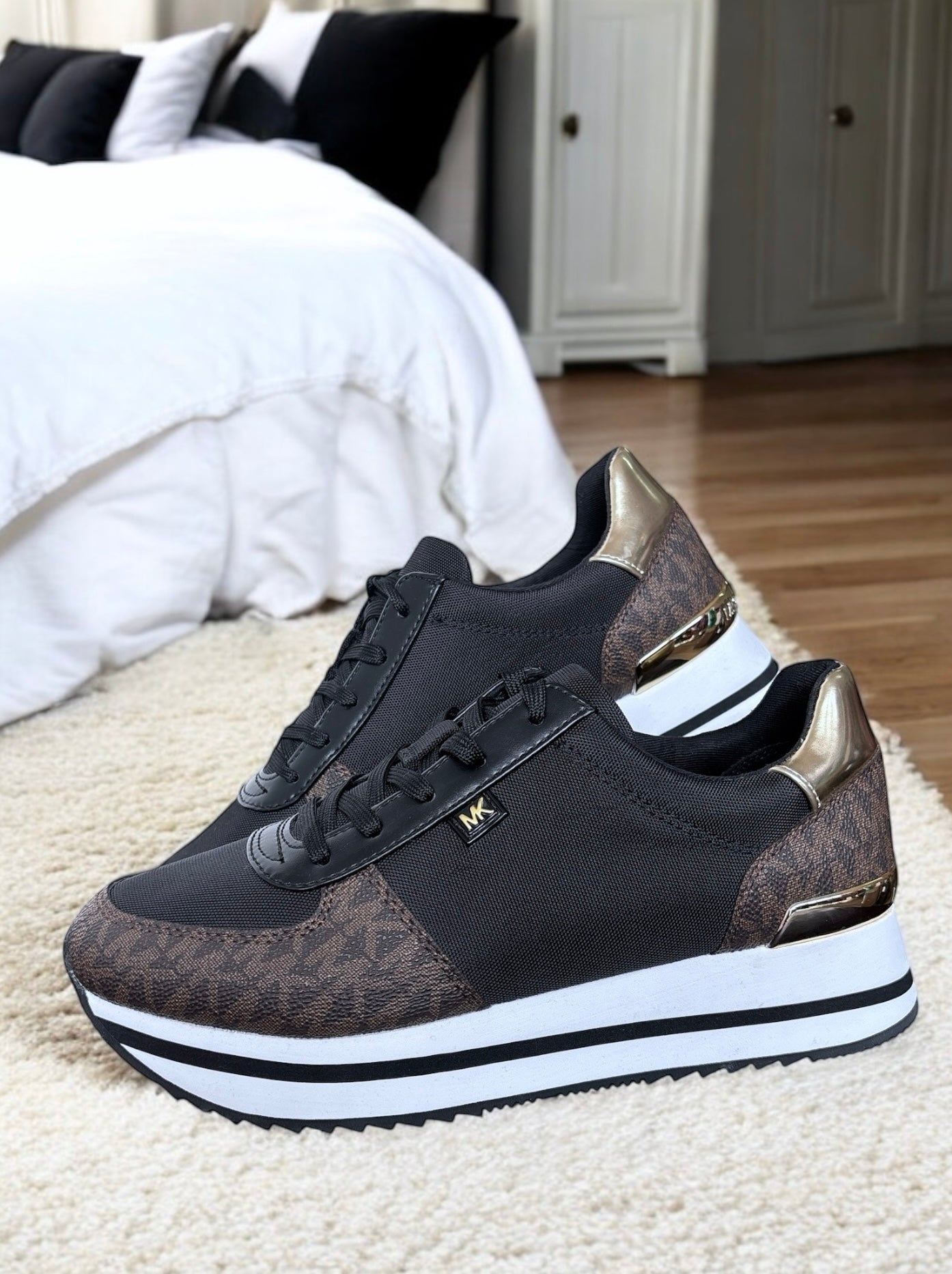 Tenis Michael k Monique negro/chocolate detalles dorados y suela blanca