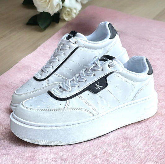 Tenis Calvin k blancos con detalles en negro suela gruesa