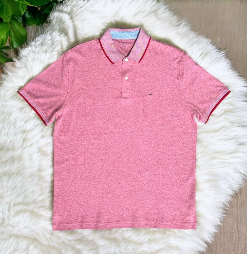Playera Tommy H tipo polo roja raya de gis, cuello/mangas líneas blancas para caballero