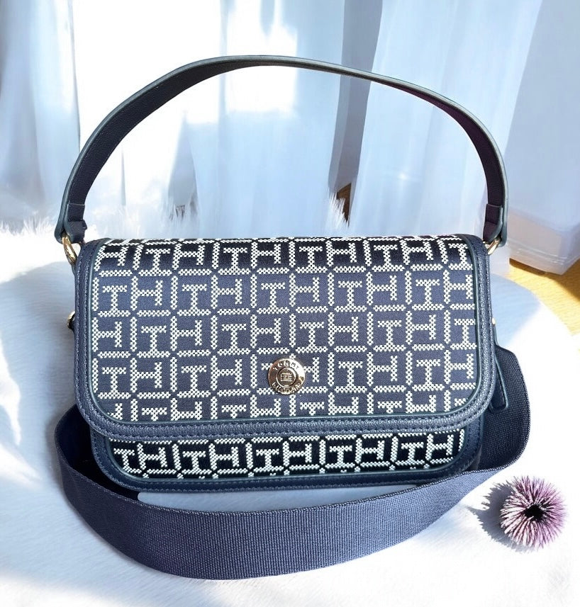 Crossbody Tommy H azul marino con monogram blanco strap y placa dorada