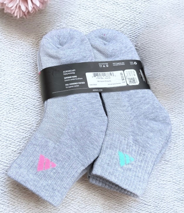 Calcetas Adidas gris, logo en varios colores 6 pares