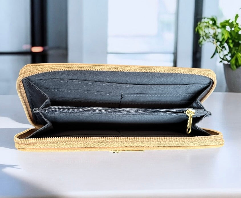 Cartera Tommy H beige con monogram de banderas