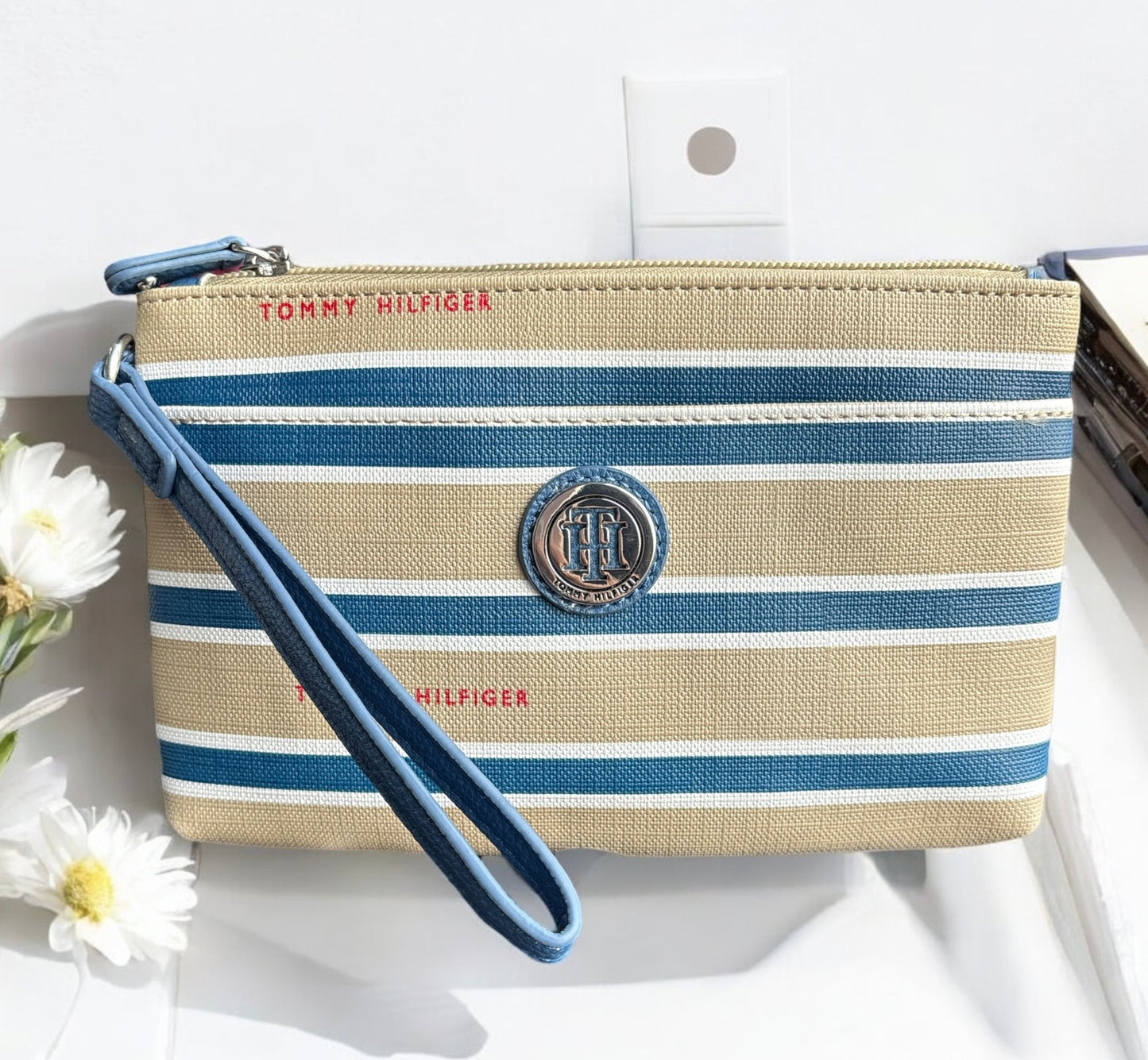 Muñequera Tommy arena con líneas blancas y azul