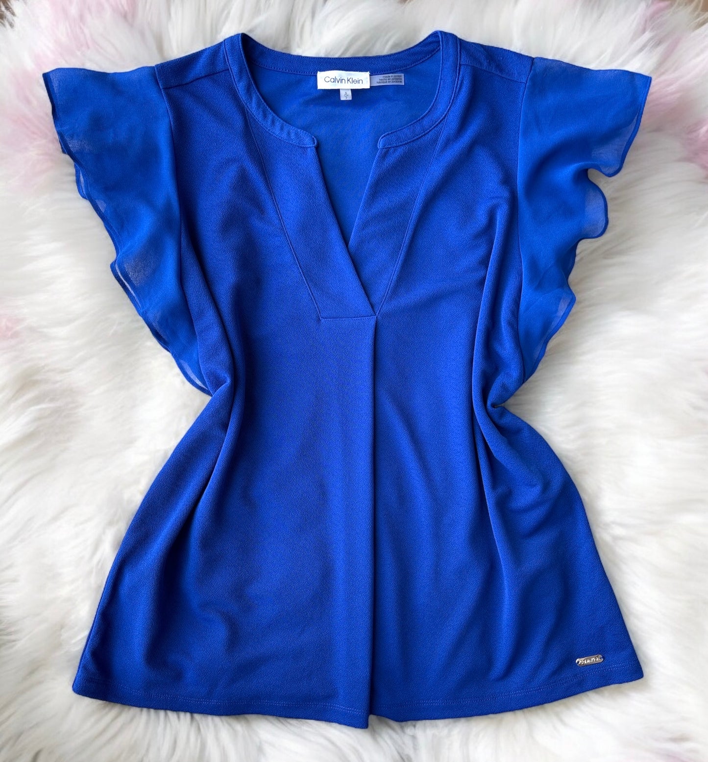 Blusa Calvin K azul rey con olanes en el hombro