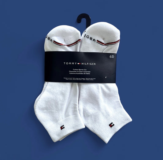 Tines Tommy h, blancos , bandera en resorte y enfrente letras