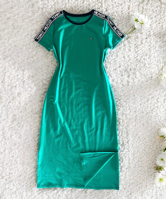 Vestido Tommy H verde con letras en los hombros doradas