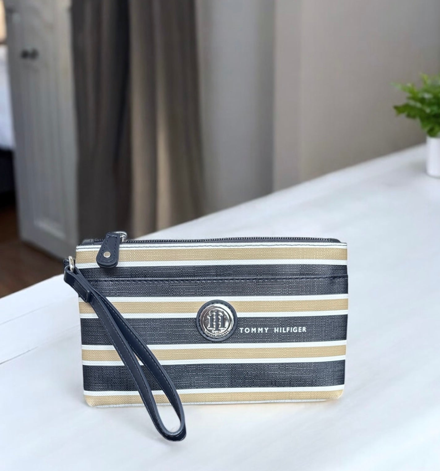 Muñequera Tommy H lineas negra, camel, blanco y placa plateada