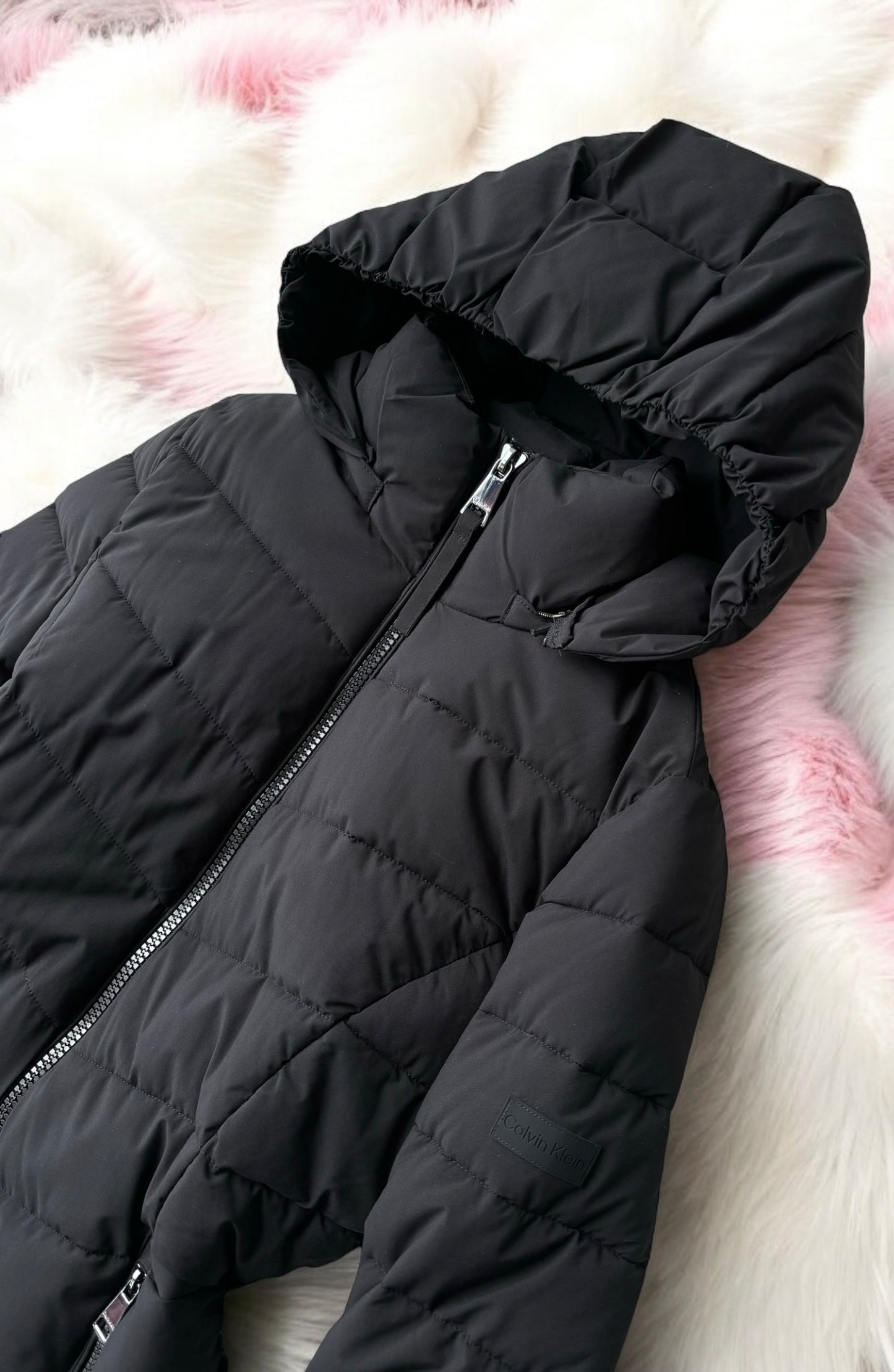 Chamarra Calvin K negra larga con gorro