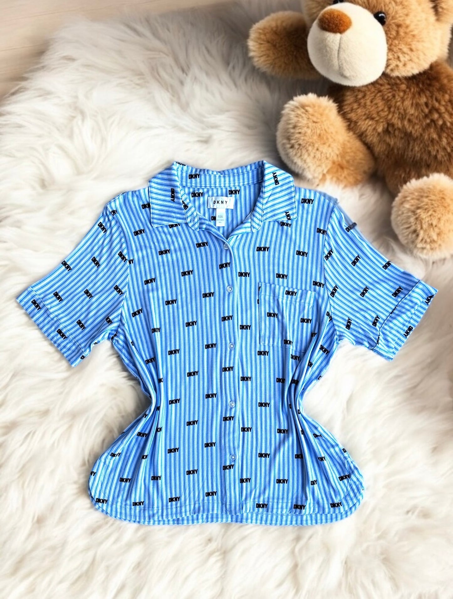 Pijama de short DKNY azul, líneas blancas, estampado DKNY negro