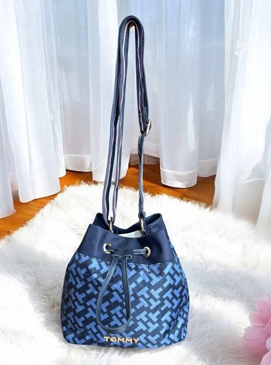 Bucket Tommy H azul marino con monogram strap colores de Tommy y placa dorada