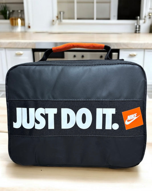 Lunch Bag Nike negra, letras blancas, detalles en naranja