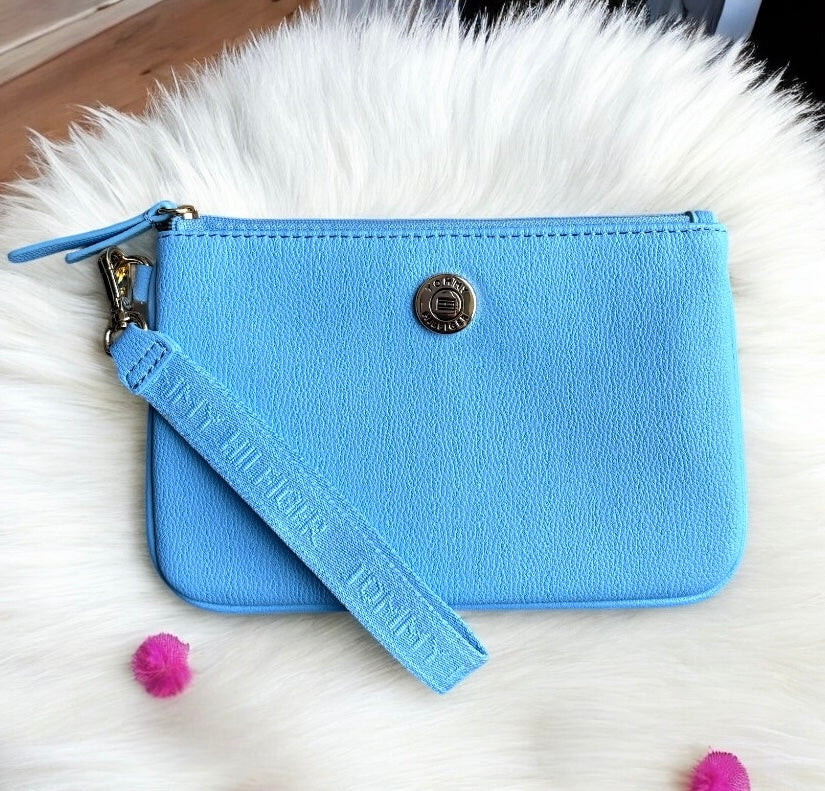 Muñequera Tommy H azul con strap grabado y placa plateada