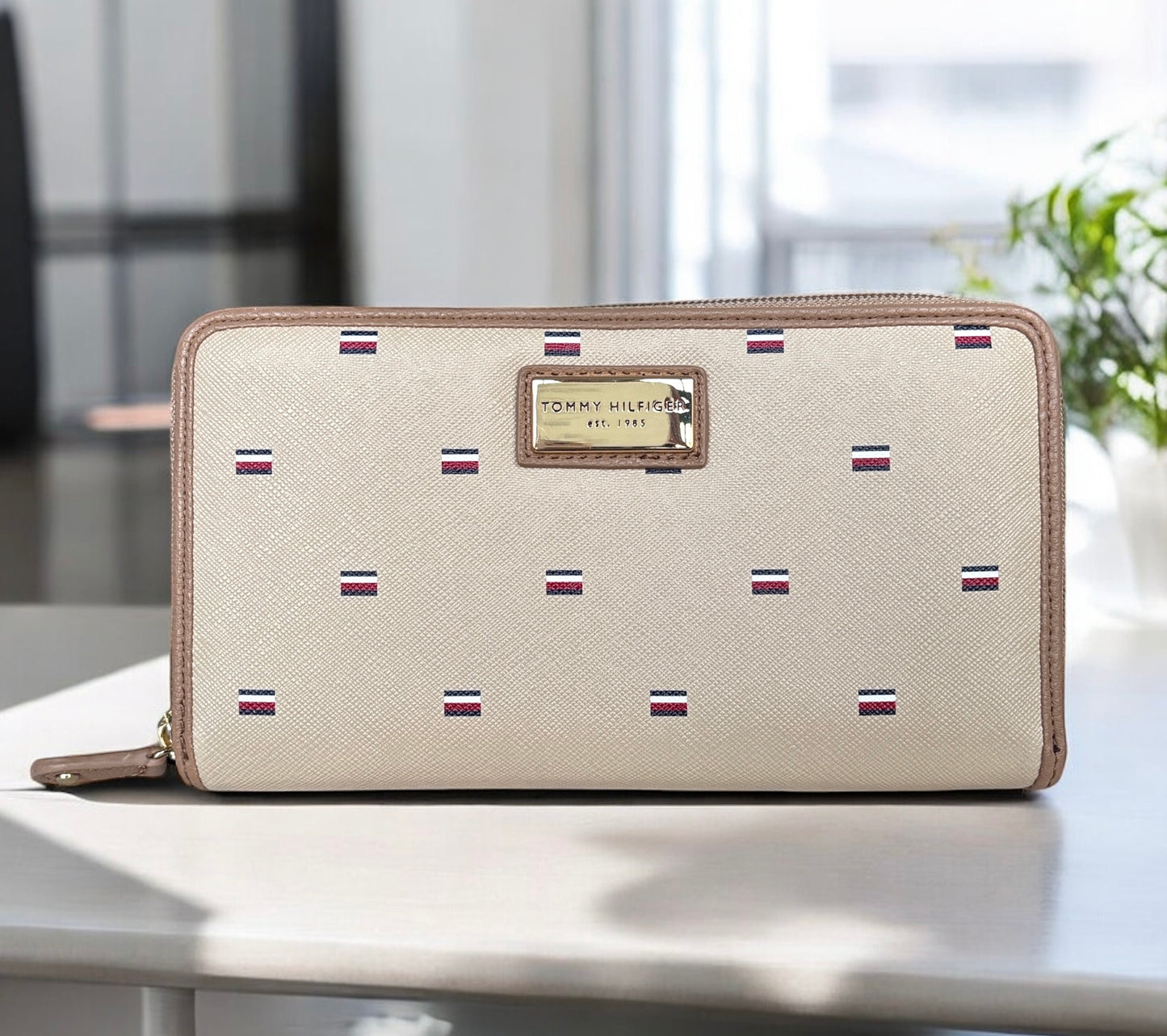 Cartera Tommy H beige con monogram de banderas