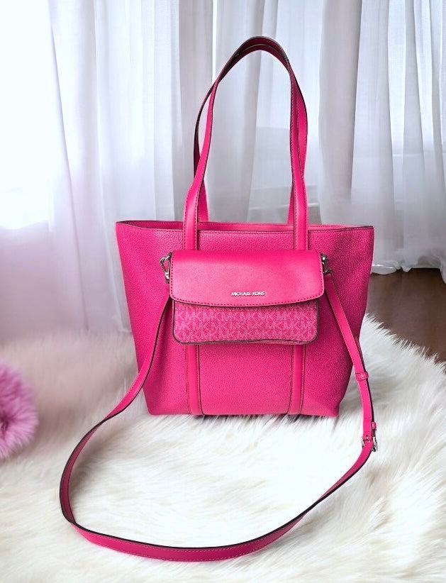 Dúo Tote Michael k fucsia con textura y mini Crossbody fucsia con monogram