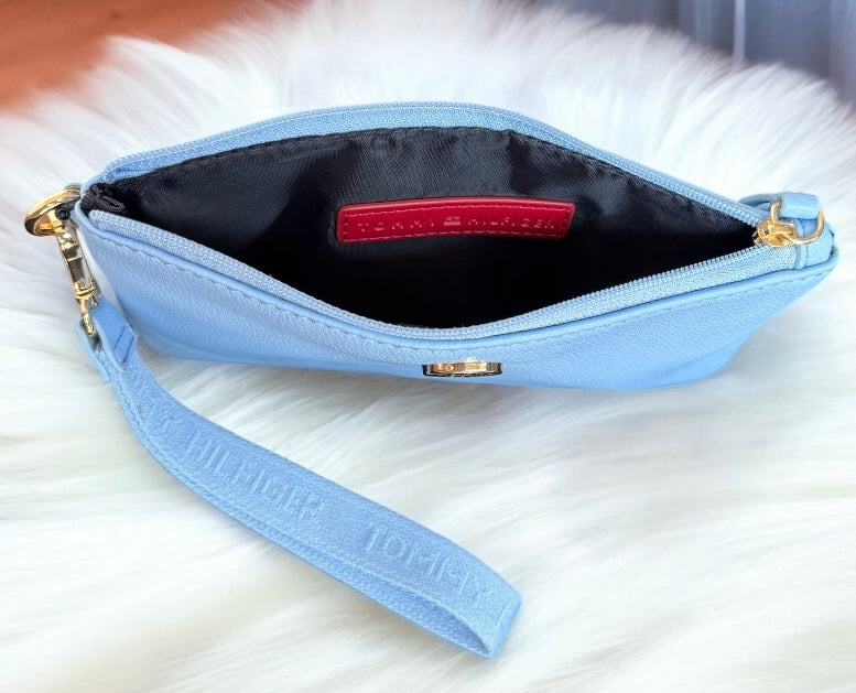 Muñequera Tommy H azul con strap grabado y placa plateada