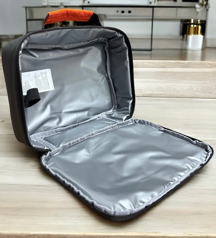 Lunch Bag Nike negra, letras blancas, detalles en naranja