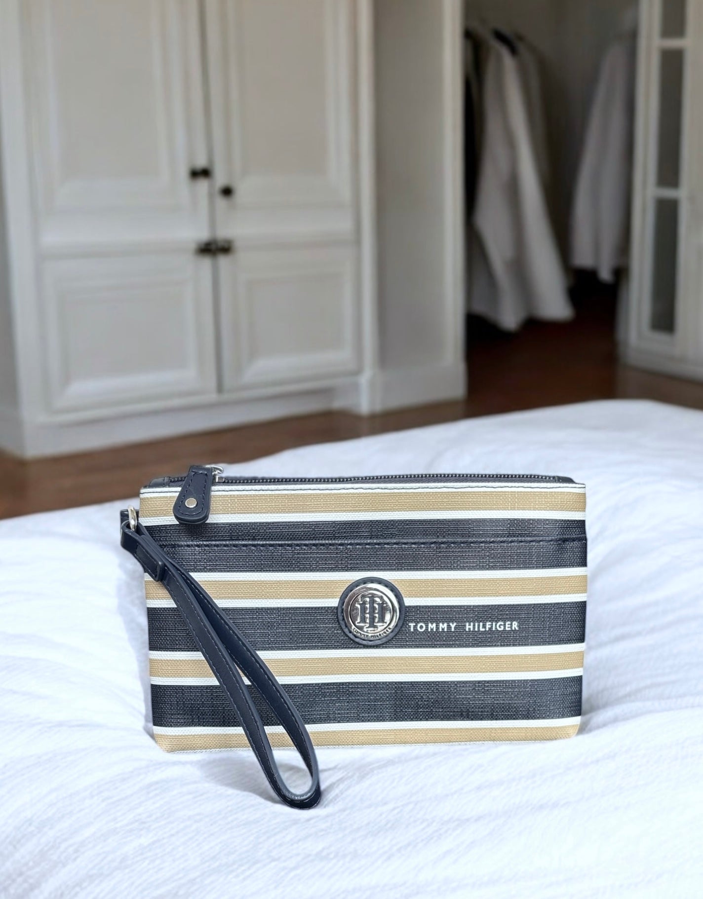 Muñequera Tommy H lineas negra, camel, blanco y placa plateada