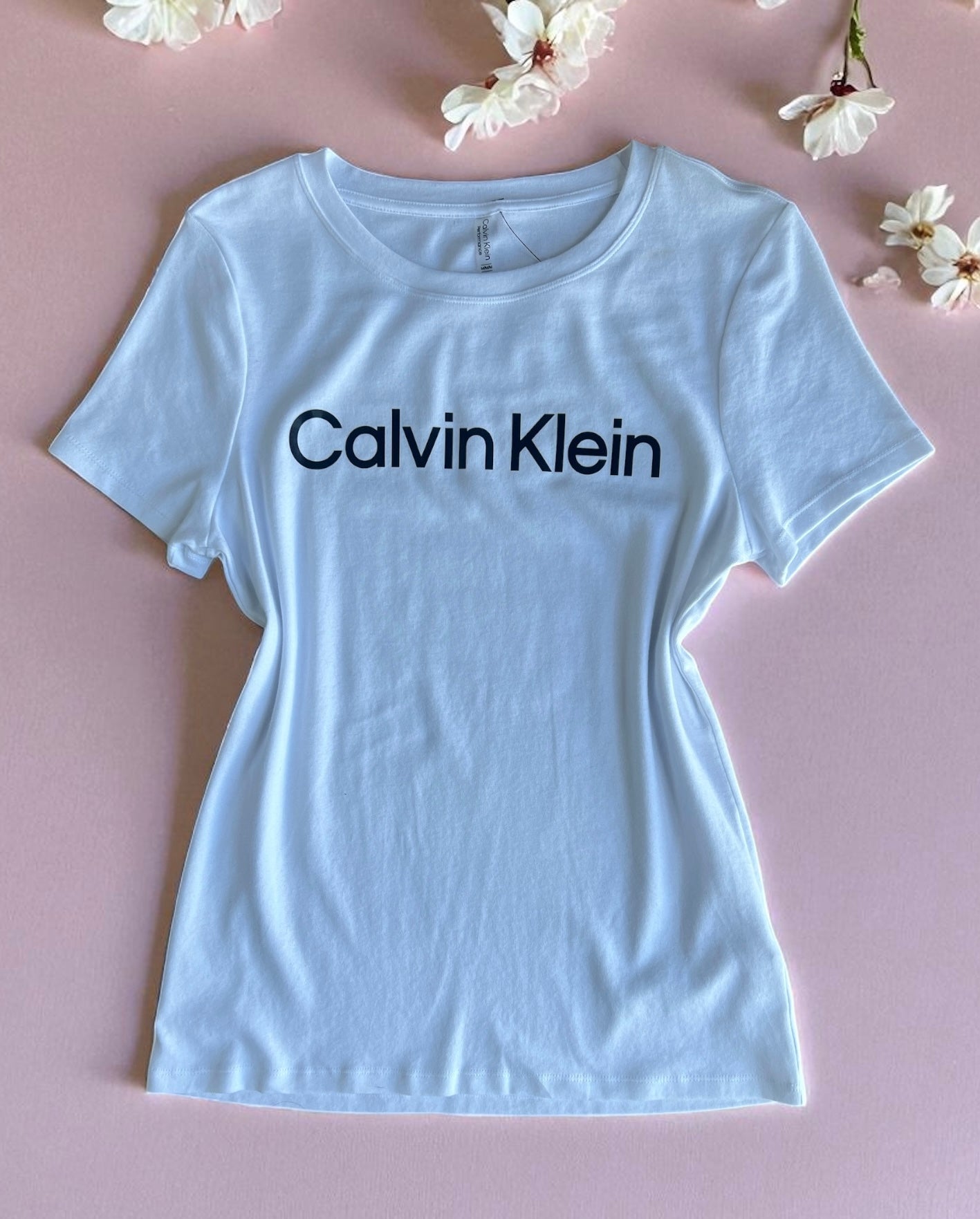 Playera Calvin K blanca, letras negras