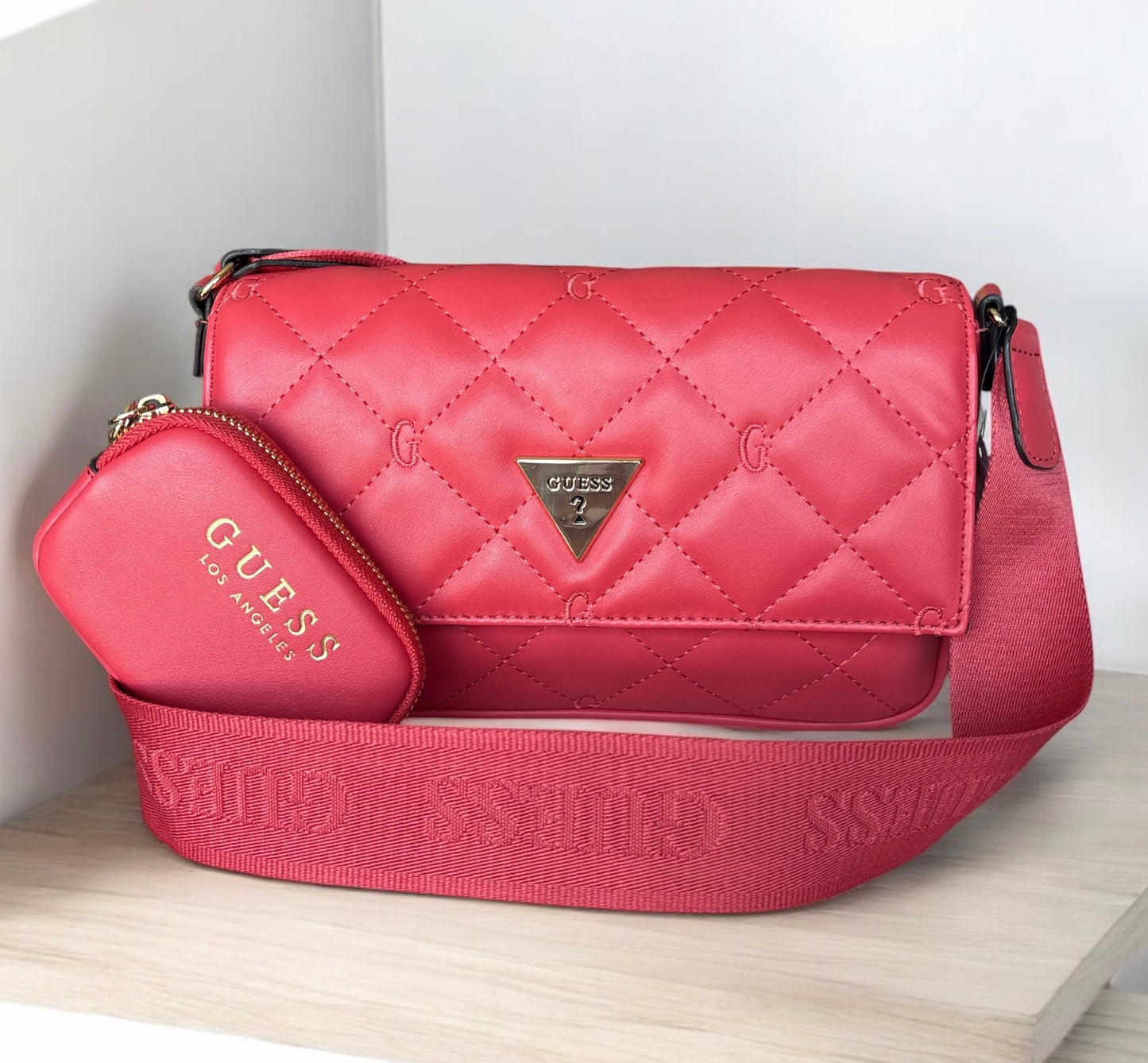 Crossbody Guess coral capitonada con strap grabado y monedero