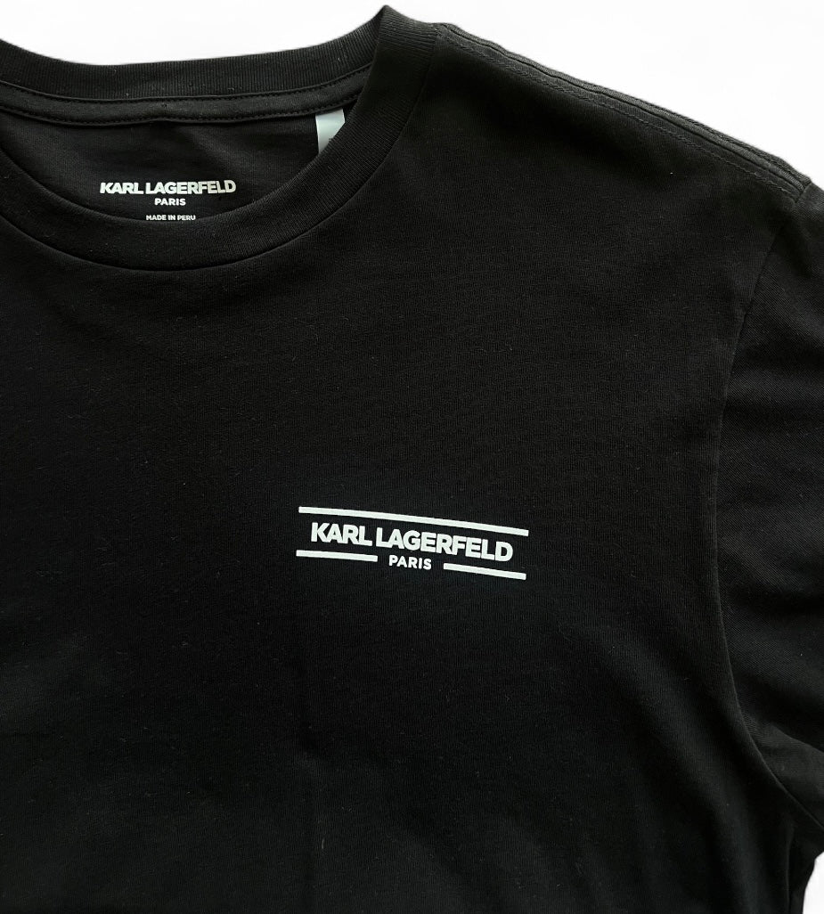 Playera Karl L negra, letras blancas para caballero