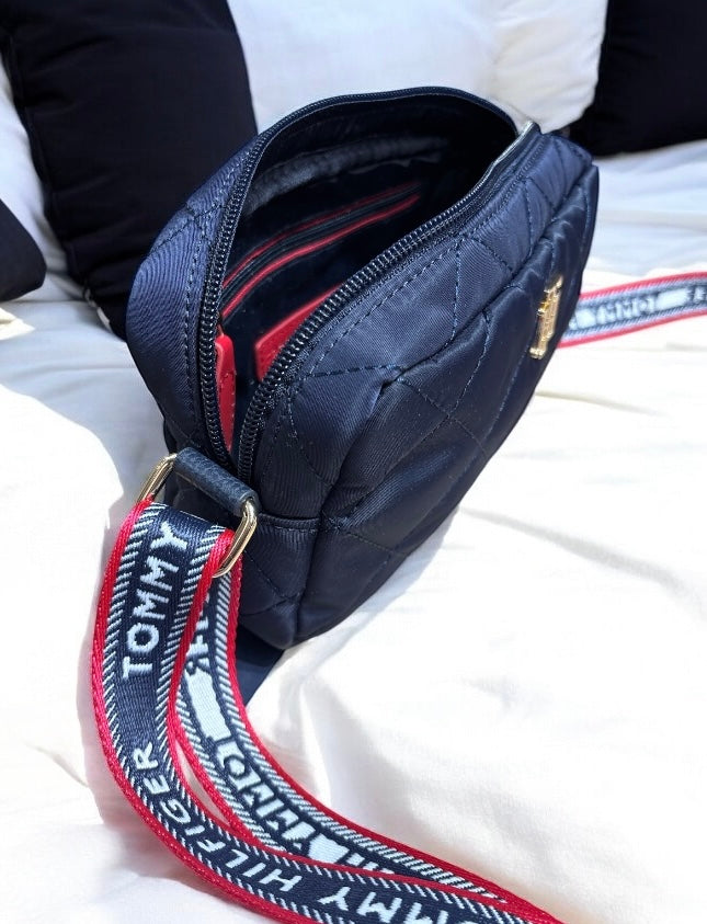 Crossbody Tommy H azul marino capitonada con placa TH dorada