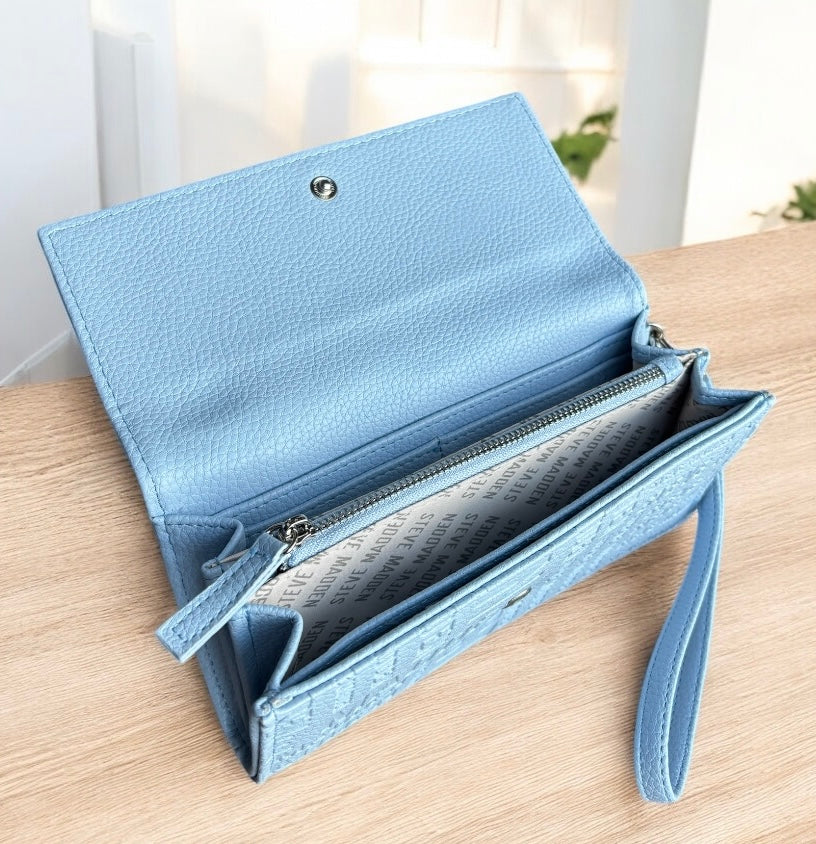 Cartera Steve M azul claro con monogram y placa plateada