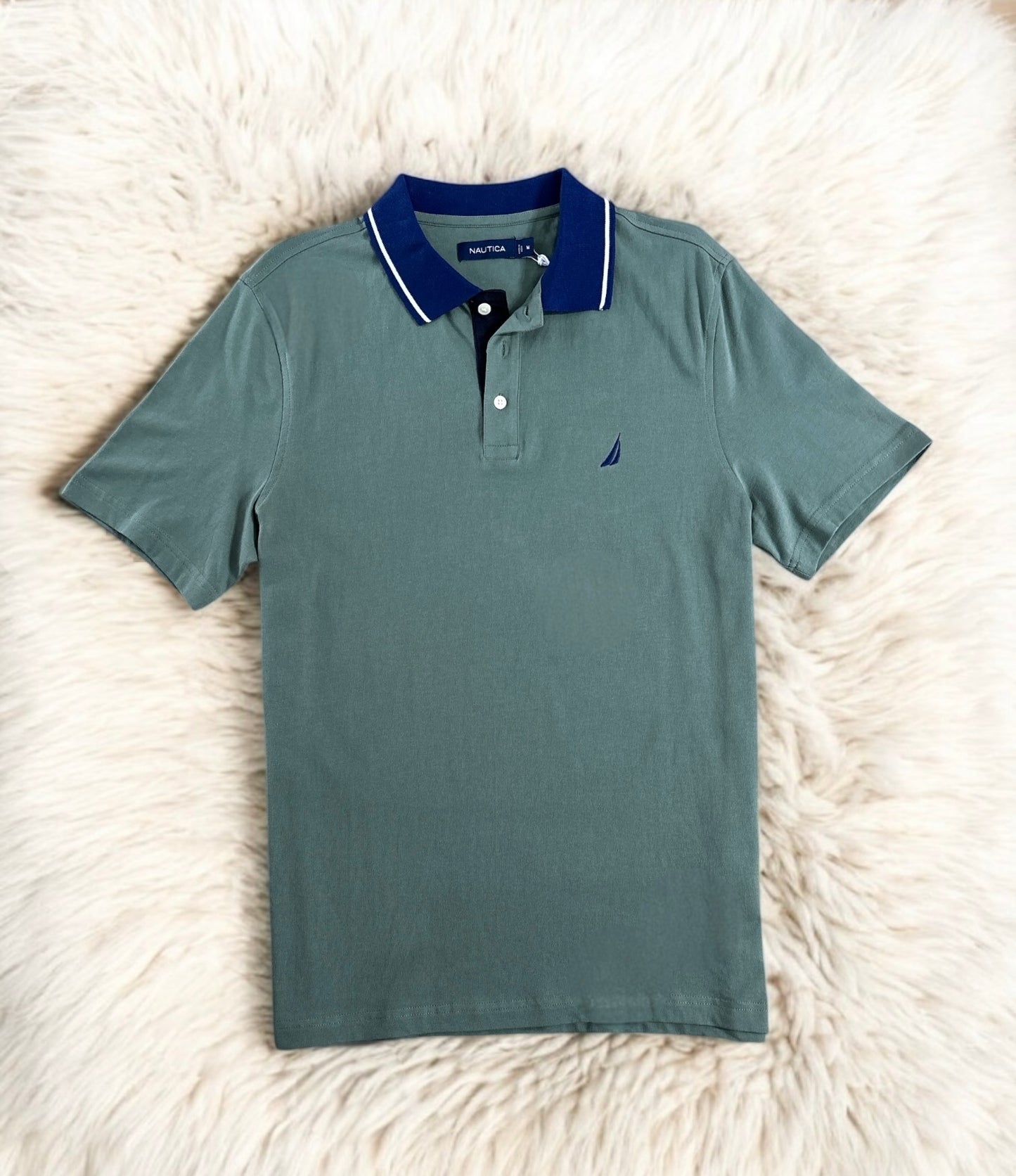 Playera Náutica verde olivo, tipo polo, cuello azul con línea blanca caballero