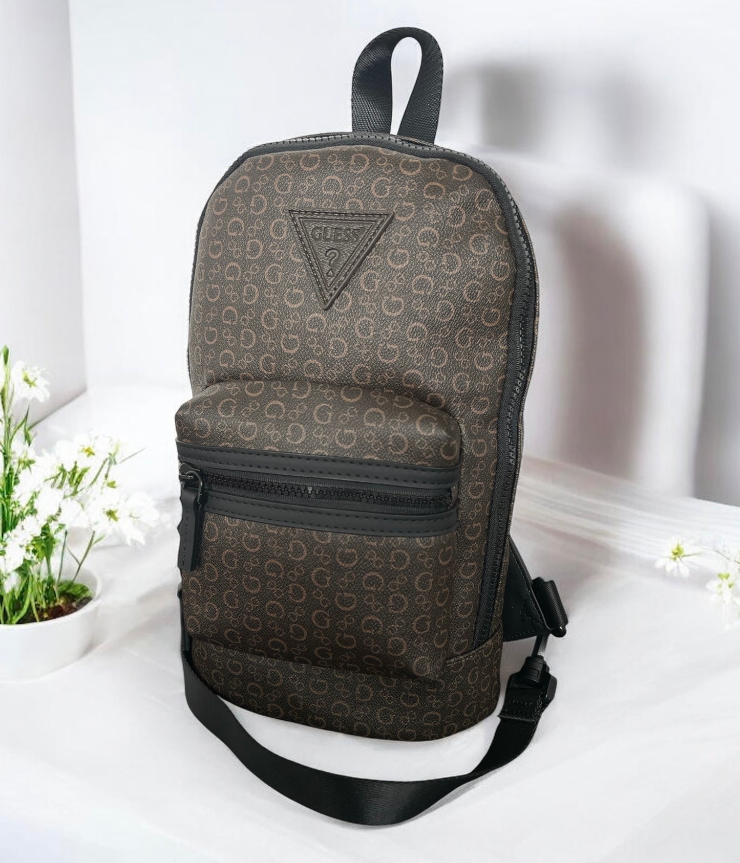 Pechera Guess chocolate con monogram camel caballero