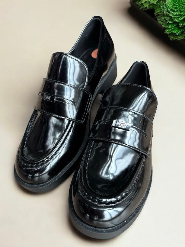 Mocasines DKNY negros de charol y placa plateada