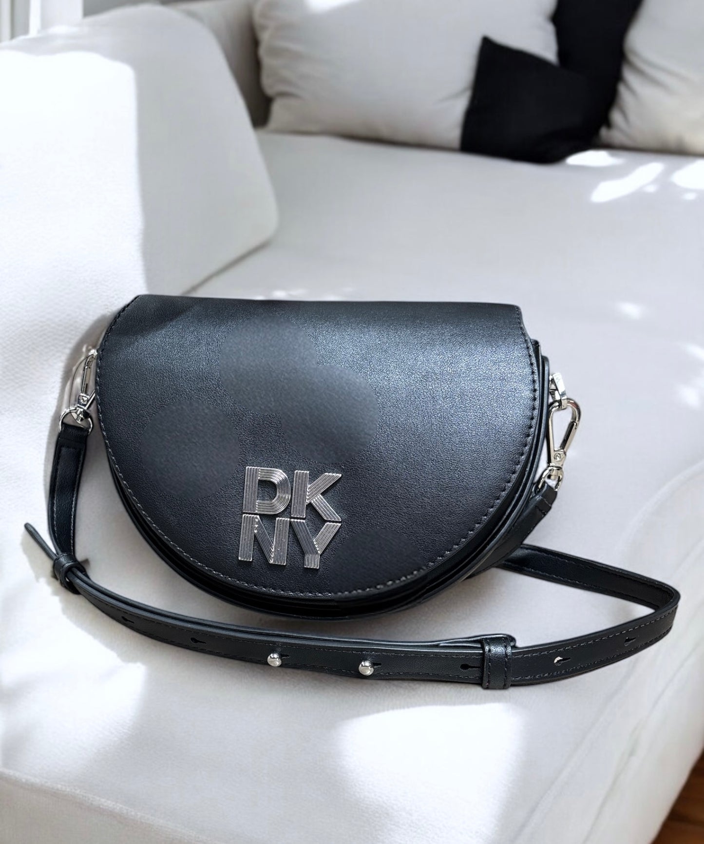 Crossbody Sana Flap DKNY negra, placa plateada