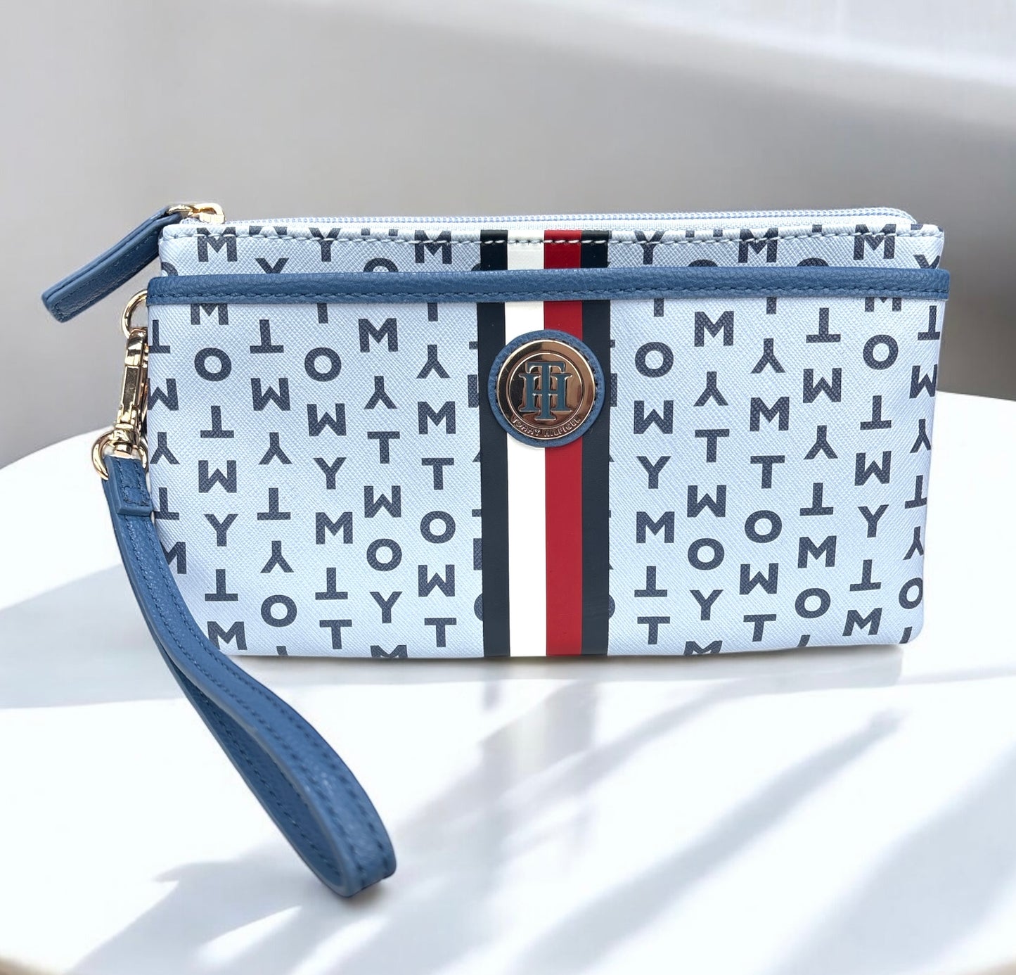 Muñequera Tommy H azul con monogram de letras