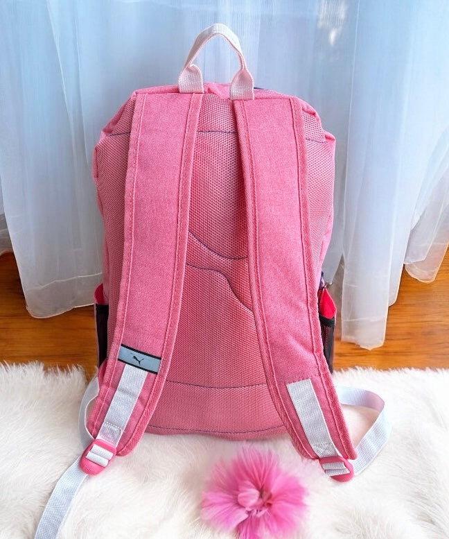 Backpack Puma rosa raya de gis, detalles en blanco/azul y placa en goma
