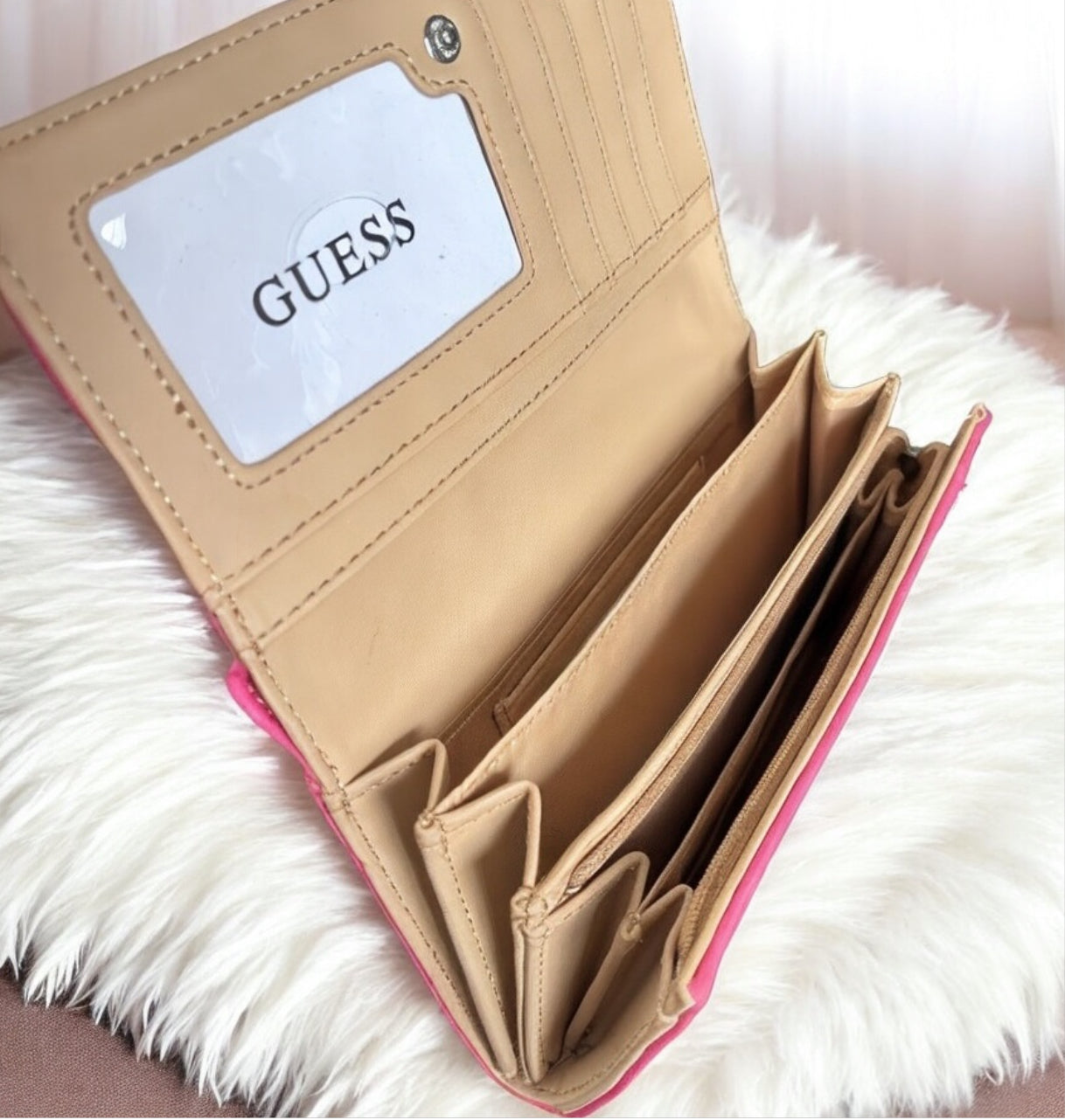 Cartera Guess rosa con monogram grabado, strap y placa plateada