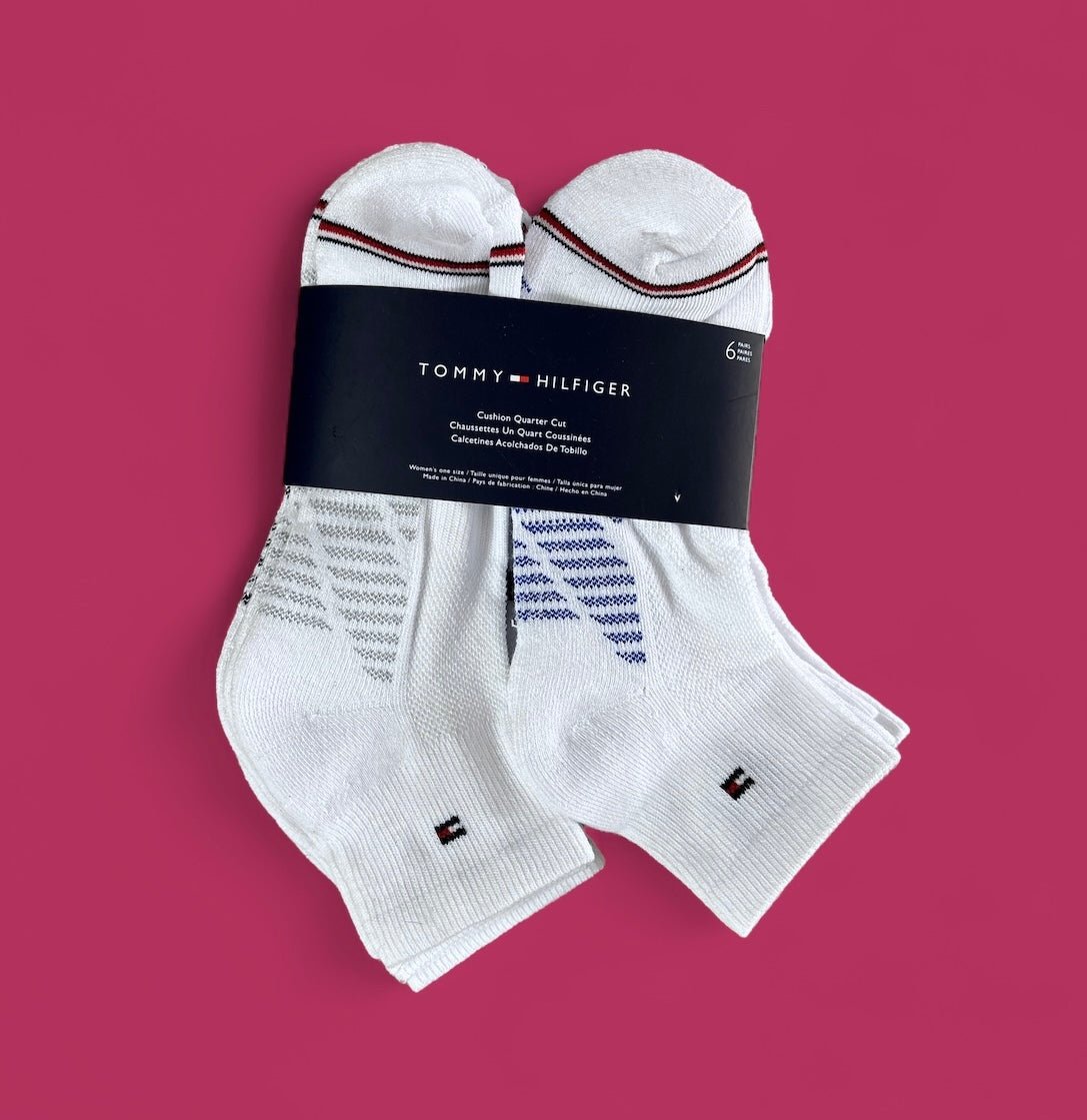 Calcetines Tommy H, blancos con bandera en tobillo y letras al frente