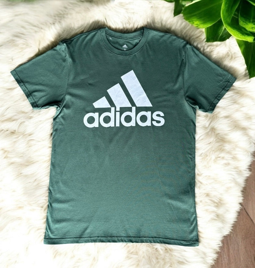 Playera Adidas Verde olivo logro en estampado blanco