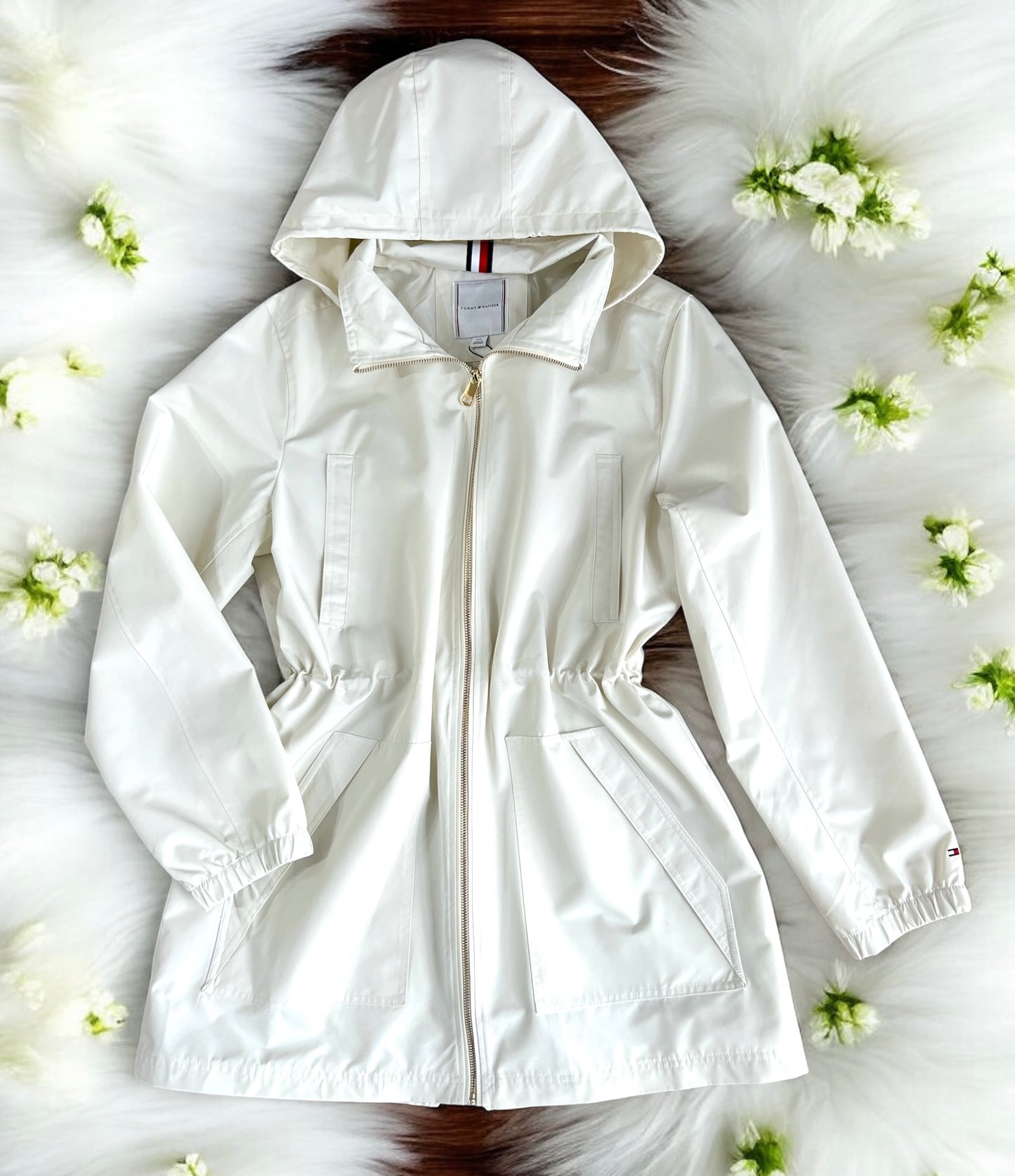 Rompevientos Tommy H blanco con herrajes dorados y gorro