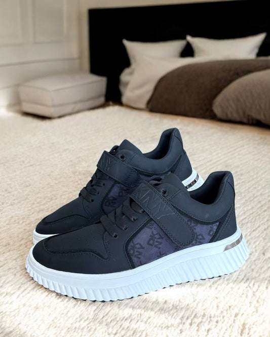 Tenis DKNY negro/azul marino, suela blanca