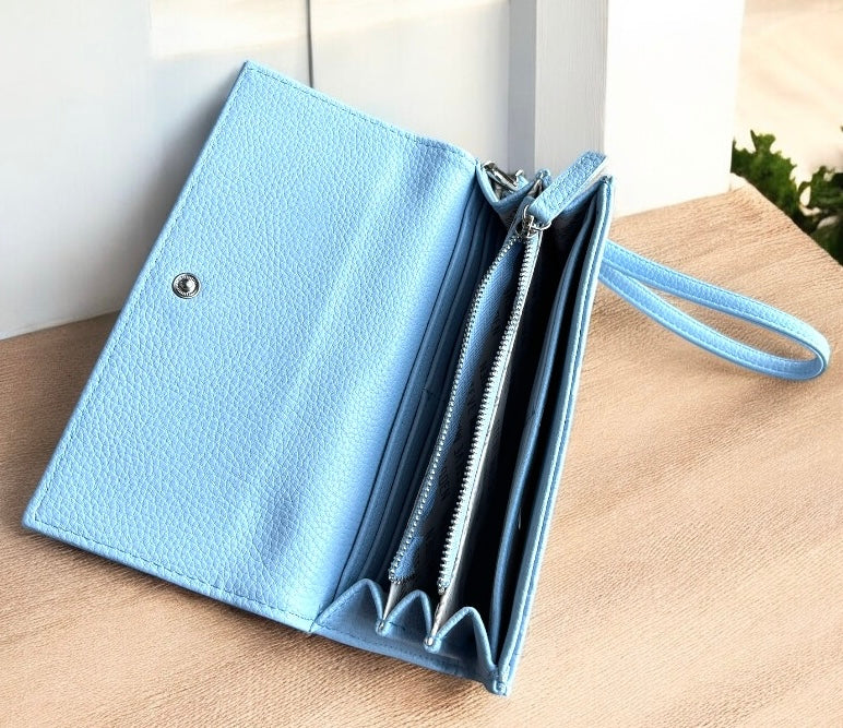 Cartera Steve M azul claro con monogram y placa plateada