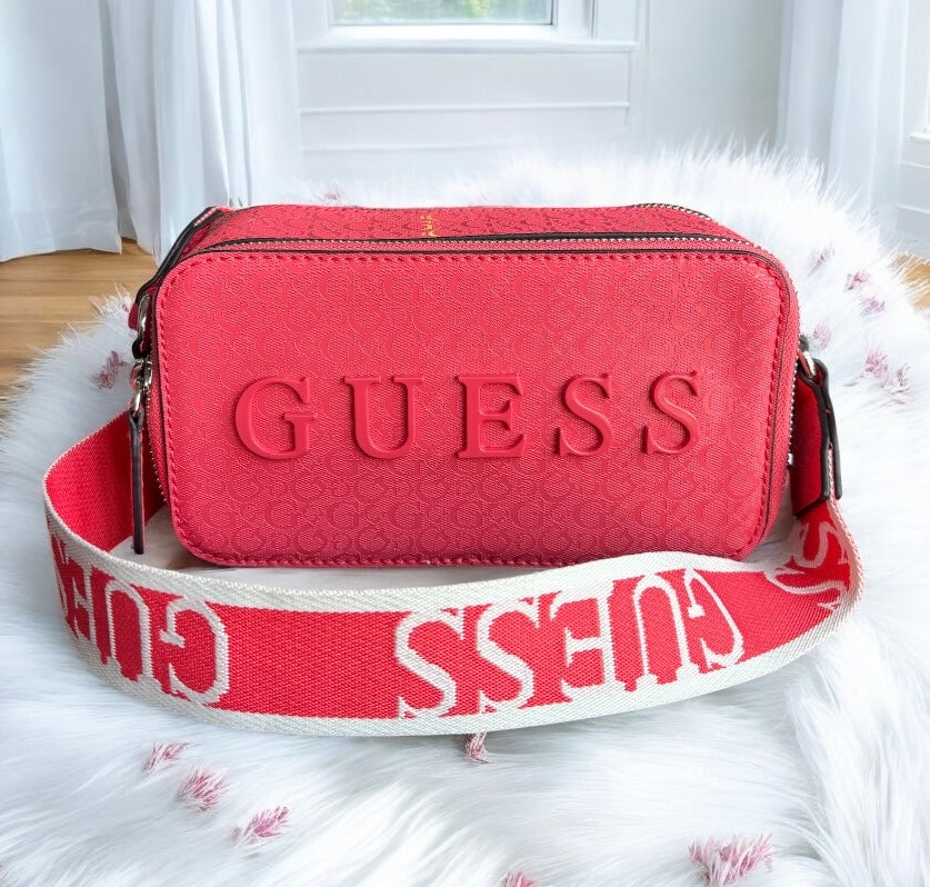Crossbody Guess coral tipo charol, strap grabado en blanco