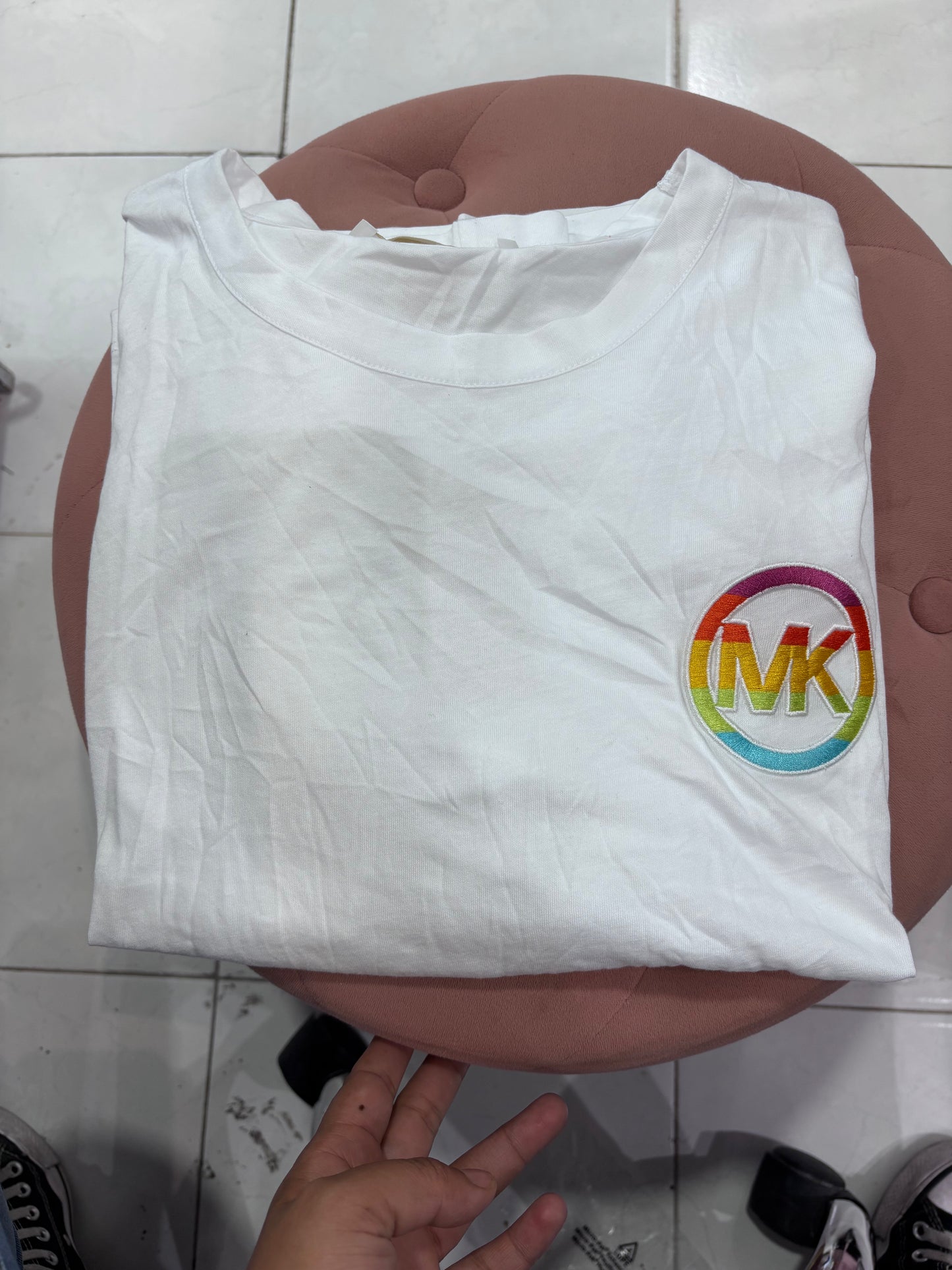 Playera Michael k blanca con logo de colores