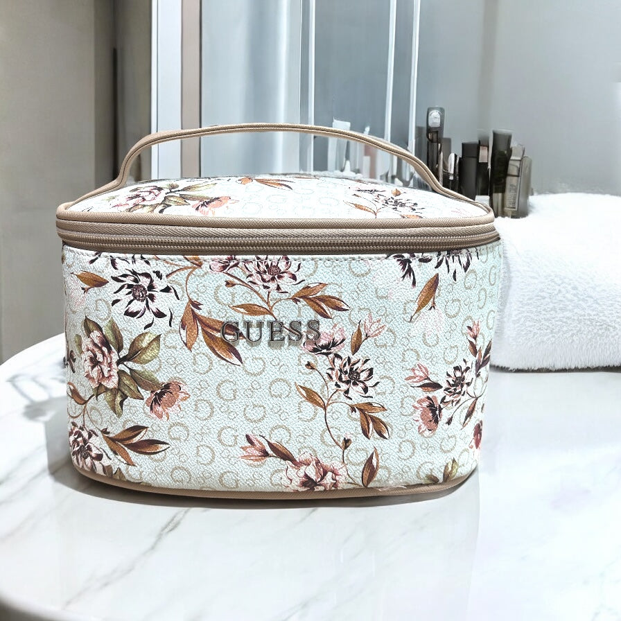 Cosmetiquera Guess crema con monogram camel, flores y placa plateada