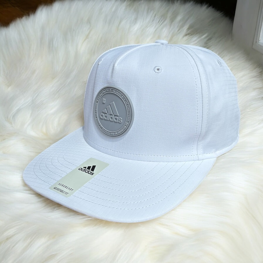 Gorra Adidas blanco, placa en goma gris