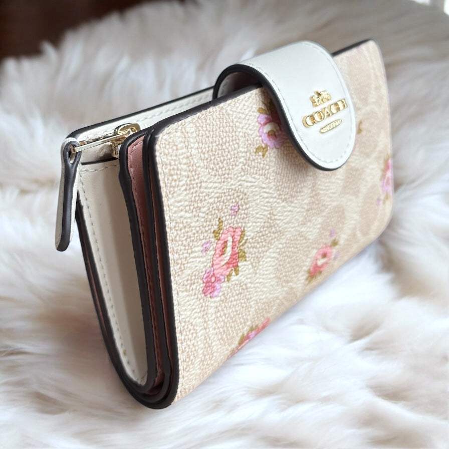 Cartera Coach beige con flores, monogram, broche y cierre