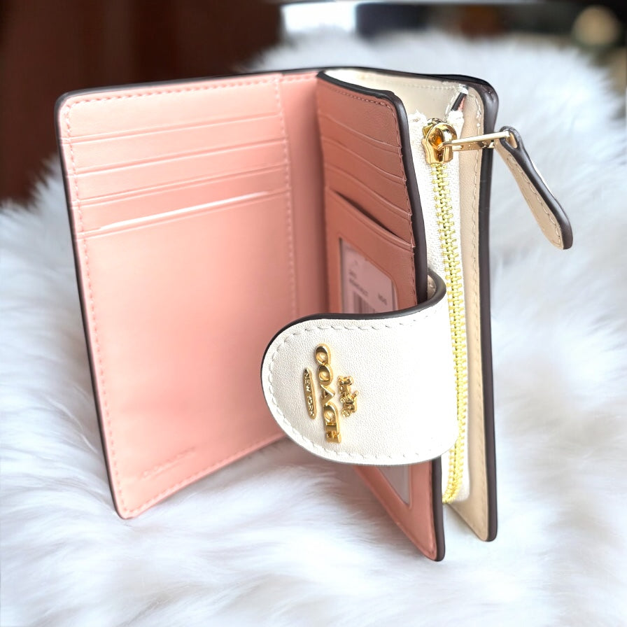 Cartera Coach beige con flores, monogram, broche y cierre